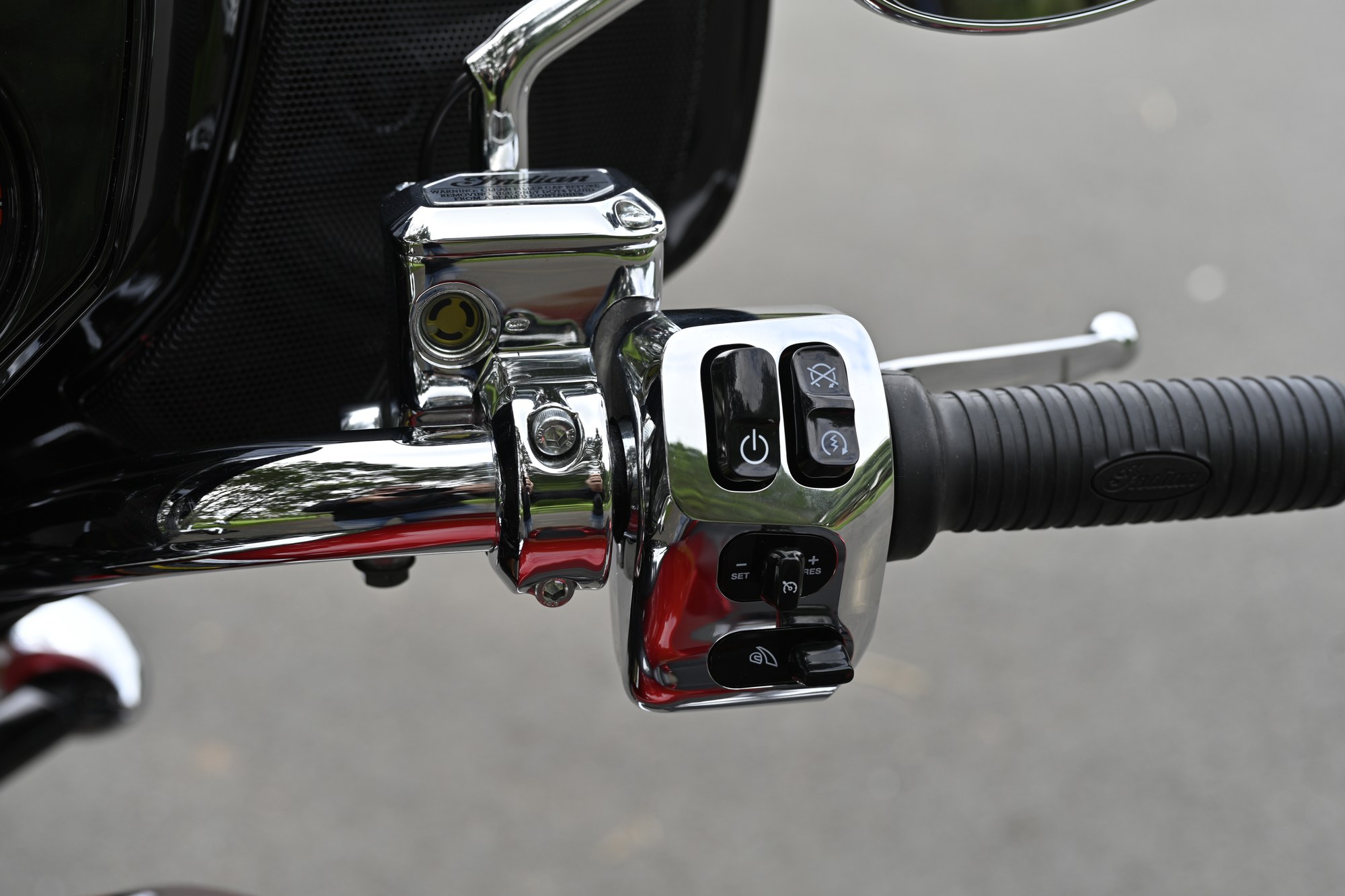 The switchgear provides quick access to riding modes, audio and display functions.