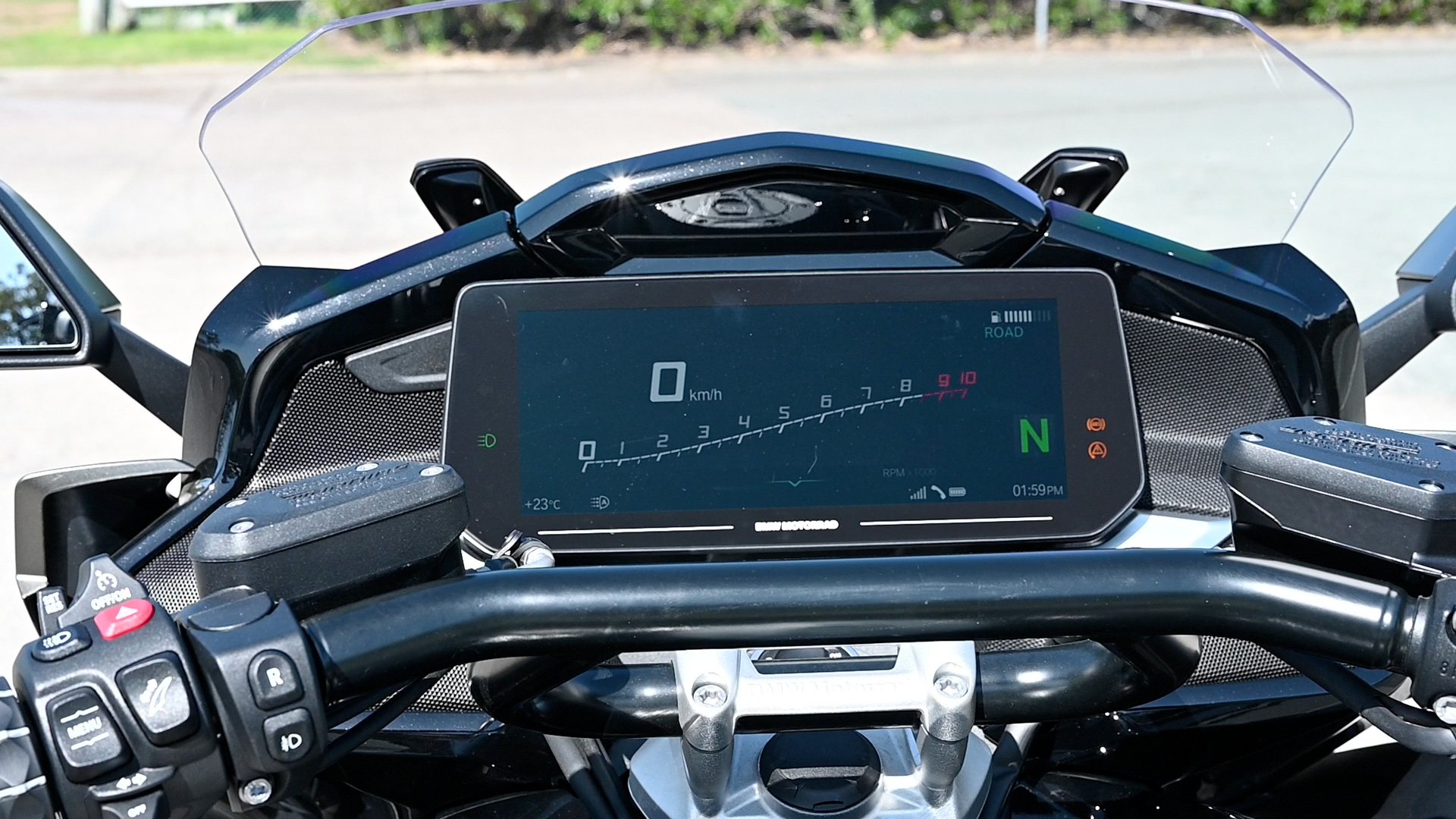 BMW K 1600 B display in full sun