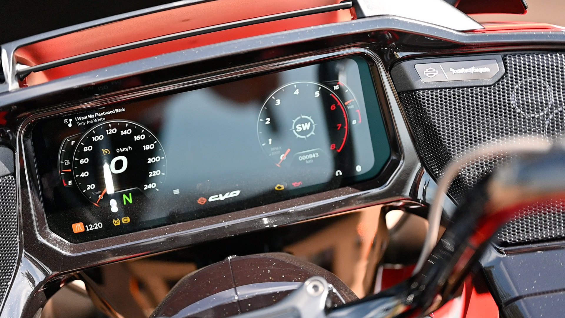 Harley-Davidson CVO Road Glide display in sunlight