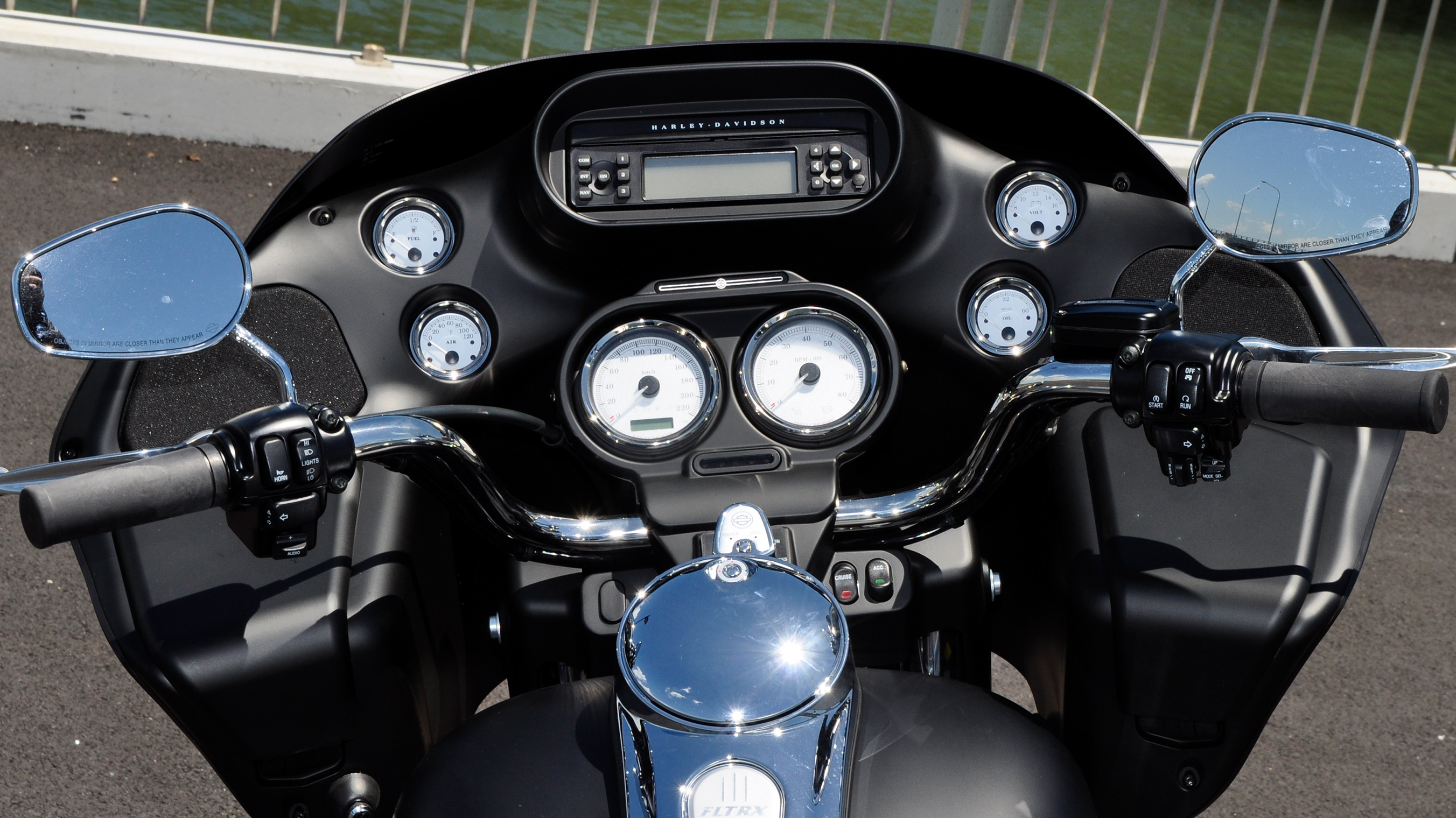 2015 Harley-Davidson CVO Road Glide cockpit