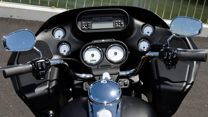 2015 Harley-Davidson CVO Road Glide cockpit