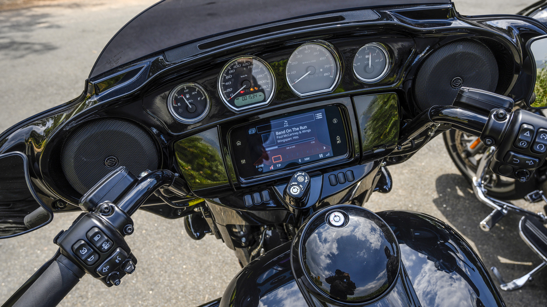 2020 Harley-Davidson Street Glide display layout